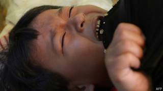 Niña siendo mutilada en Indonesia