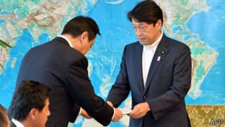 防衛副大臣江渡聰德(左)把中期報告提交給防衛大臣小野寺五典(26/7/2013)