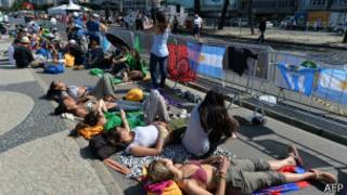 Participantes da Jornada Mundial da Juventude na orla do Rio, nesta sexta (AFP)