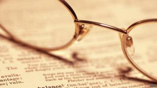 Gafas sobre libro