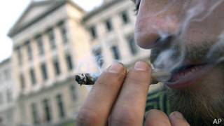 Un hombre fuma marihuana fuera del Parlamento en Uruguay