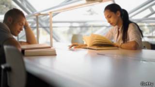 學生讀書