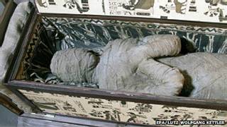 "momia" encontrada en una casa de Diepholz, Alemania