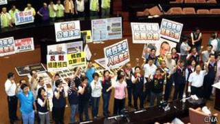 民进党立委占据主席台