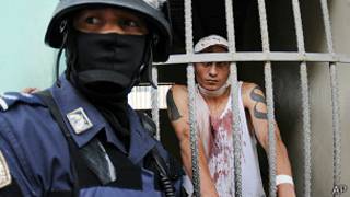 Un soldado delante de la Penitenciaria Nacional