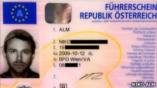 Niko Alm, otro pastafari al que se le permitió usar el colador en su licencia