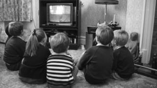Niños ven TV
