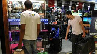 Consumidores olham vitrine de loja de eletrônicos no Rio e Janeiro (AFP/Getty)