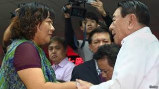 Ông Amadeo R. Perez bắt tay và xin lỗi con gái ông Hồng Thế Thành