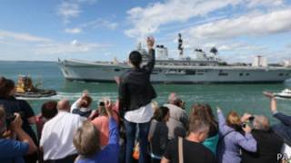 Британский военный корабль HMS Illustrious направляется к Гибралтару