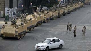 Quân đội Ai Cập tuần tra trên Quảng trường Tahrir