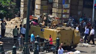 Un tanque afuera de la mezquita