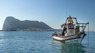 Una lancha pesquera española faena cerca de Gibraltar