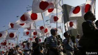 加油日本!成員在日本戰敗日遊行前往靖國神社