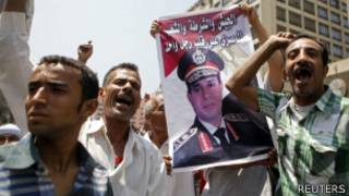 Wafuasi wamebeba picha ya El-Sisi