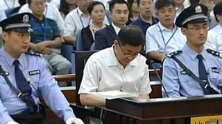 薄熙来于庭审期间做笔记(中国中央电视台截屏24/8/2013)