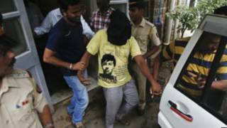 கடைசியாக கைதானவர் பொலிஸ் காவலுக்கு கொண்டுசெல்லப்படுகிறார்.