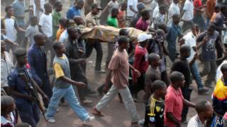 Mtu aliyekufa katika shambulio la mizinga akibebwa na kundi la watu Goma