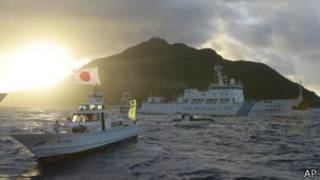 Судна у одного из спорных островов в Восточно-китайском море