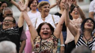 Gente acude a una terapia de risa en Caracas, Venezuela