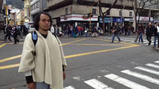 Joven con ruana en Bogotá en apoyo al paro agrario