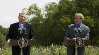 Eski NATO Genel Sekreteri Jaap de Hoop Scheffer, ABD eski Başkanı George W. Bush ile birlikte.