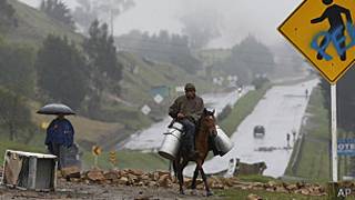 Campesino carga leche en Ventaquemada