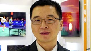 於其一摄于北京某展览会上(遗孀吴茜供图2/2/2012)