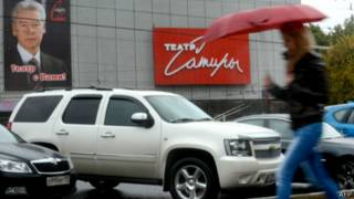 Театр сатиры с предвыборным плакатом Собянина