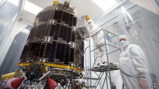 Ingenieros de la Nasa trabajan con astronaves.