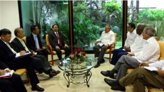 Hai ông Lê Hồng Anh và Raul Castro hội đàm