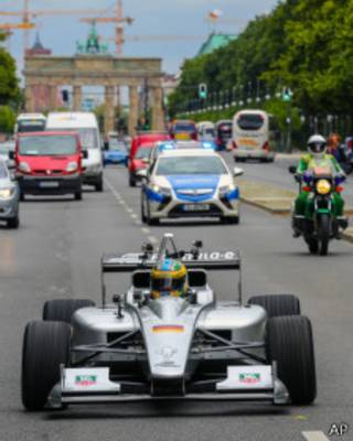 Carro de Fórmula E pilotado por Lucas di Grassi faz apresentação em Berlim