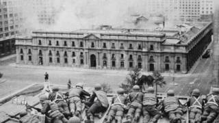 Soldados atacando La Moneda