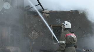 Пожарные заливают здание водой