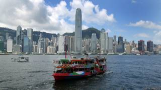 香港維多利亞灣以及穿梭於香港島和九龍之間的天星小輪。