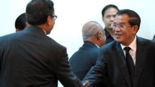 Thủ tướng Hun Sen họp với Sam Rainsy (trái) nhưng hai bên chưa đạt được thỏa thuận