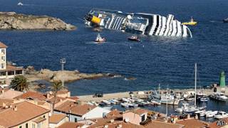 El Costa Concordia, encallado.