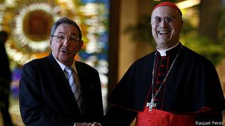 Raúl Castro y Monseñor Bertone
