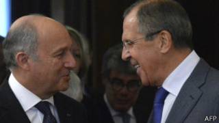 Laurent Fabius (ibumoso) na Sergei Lavrov