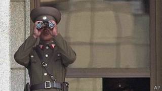Un soldado de Corea del Norte vigila la frontera.