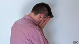 Homem deprimido | Crédito: BBC
