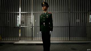 北京第一看守所外一名武警站崗(25/10/2012)