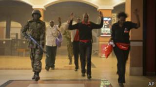 Policiais acompanham saída de civis do shopping center Westgate
