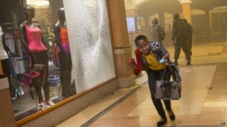 mujer escapa del Wesgate Mall de Nairibi, Kenia