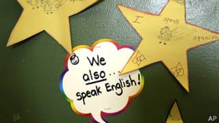 Cartel en un salón de clase del Coral Way K-8 Center de Miami, la escuela bilingüe más grande de EE.UU.