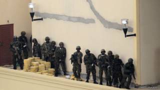 Mlitantes no shopping (Reuters)