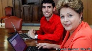Dilma Rousseff durante encontro com Jéferson Monteiro, responsável pela sátira Dilma Bolada, no dia 27 de setembro