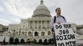 Servidor americano protesta em frente ao Capitólio (foto: Reuters)