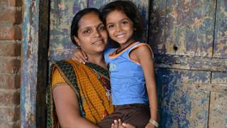 Vasanti con su hija