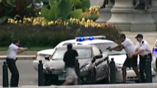 Policías tratando de detener a mujer en Washington